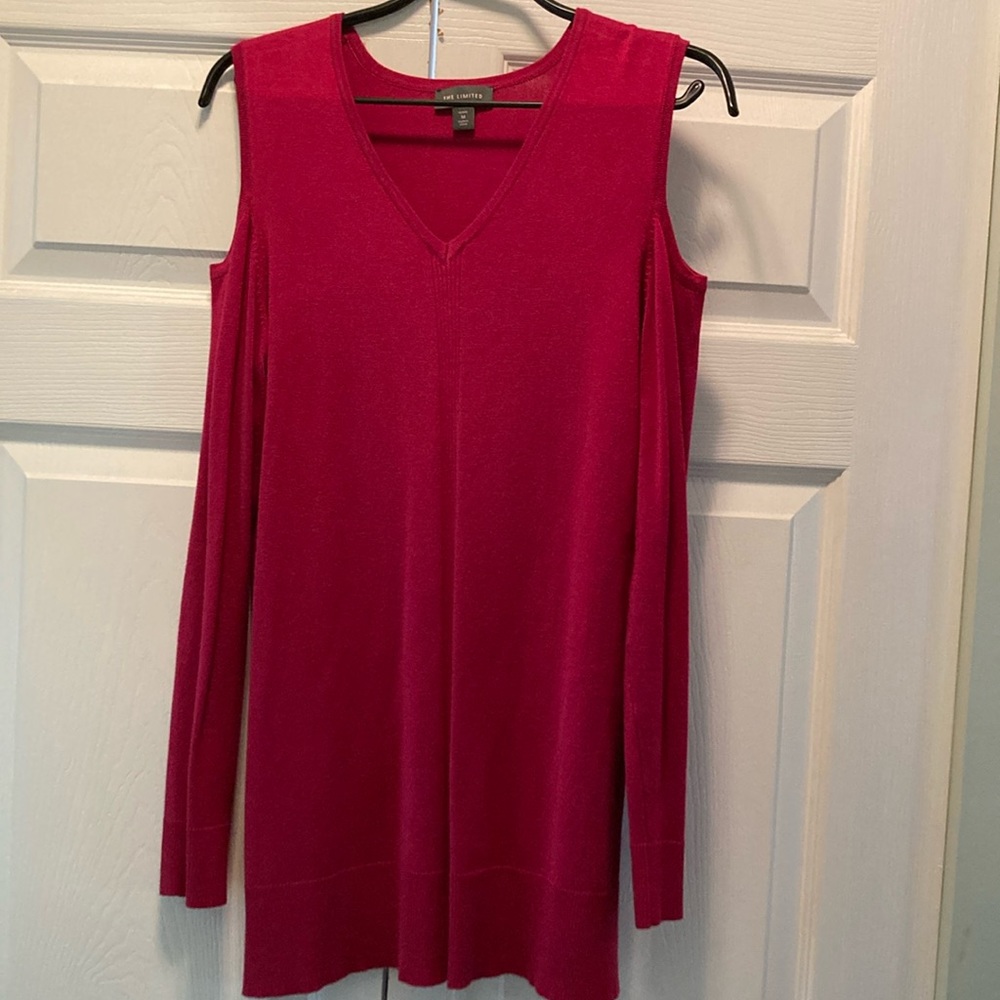 The Limited long sleeves shirt, out shoulders in fucsia, size M petite in Rayon